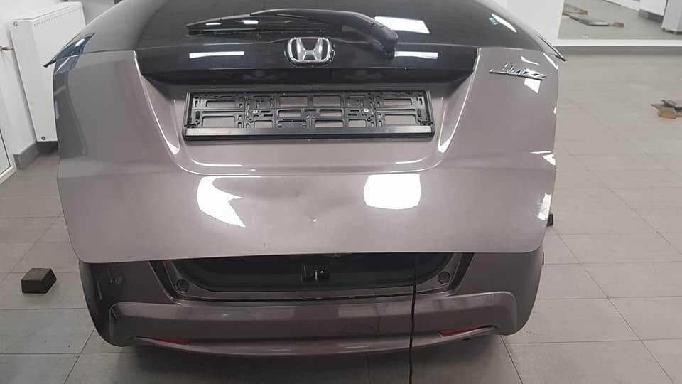 Autoheckklappe wurde von den Dellenprofis aus Berlin und Brandenburg repariert. Die Dellenprofis reparieren Beulen Kratzer Schrammen an jedem Auto.